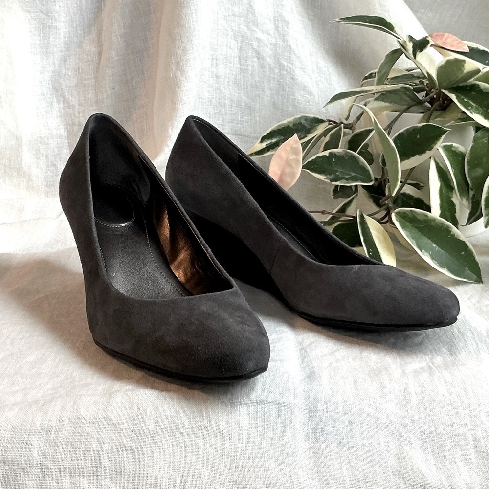 Calvin Klein “Yana” Kid Suede in Graphite- Size 7.5